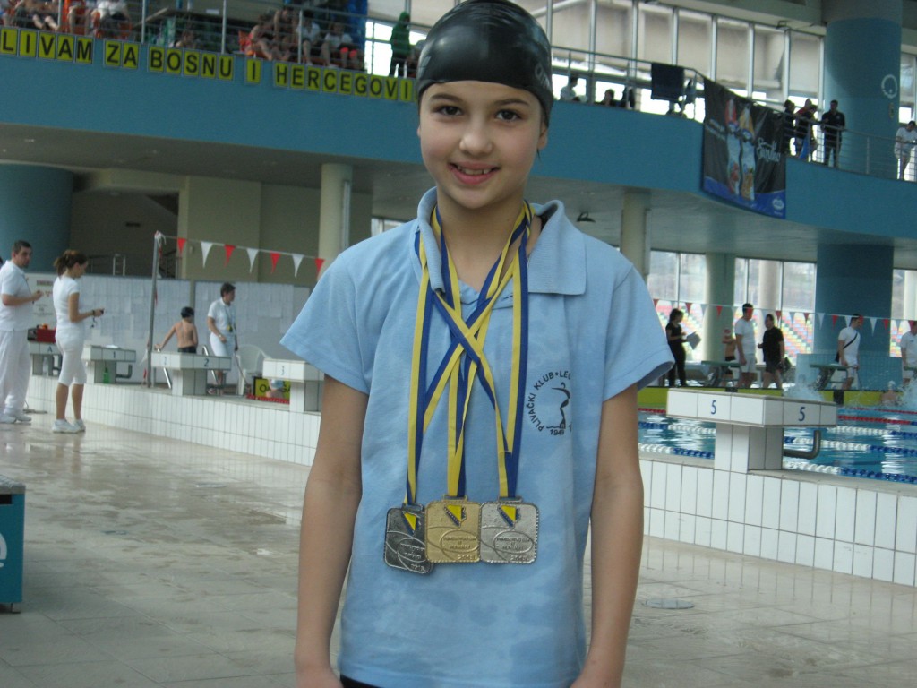 bihspo - Helena Lakić sa medaljama sa državnog prvenstva u Sarajevu